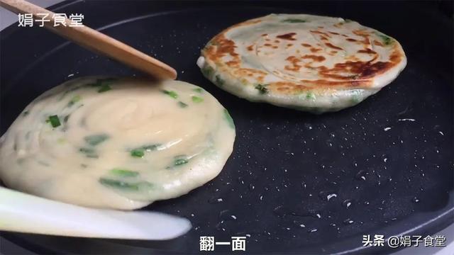 葱油饼的制作方法，如何制作葱油饼又软又好吃（葱油饼最简单的懒人做法）