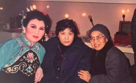 杜十娘跳江后被谁救，杜十娘死前怒扔百宝箱