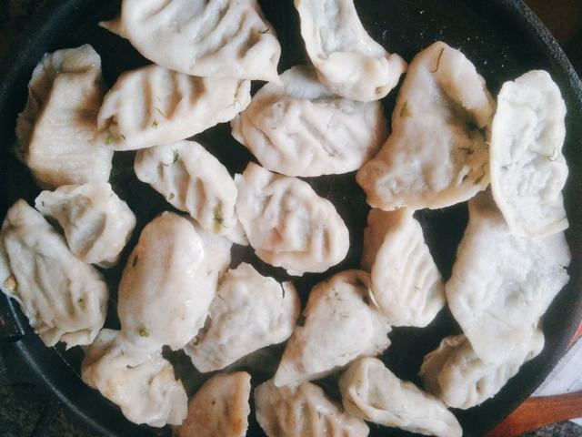 生煎饺子怎么煎又脆又香酥，剩饺子这样煎着吃