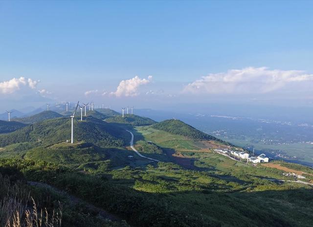 电气化铁路风景，绿巨人高原飞驰丨100秒看西藏拉林铁路沿途美景