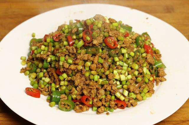 炒蒜苔用焯水吗，炒蒜苔时要不要先焯水（炒蒜苔最忌焯水和直接炒）