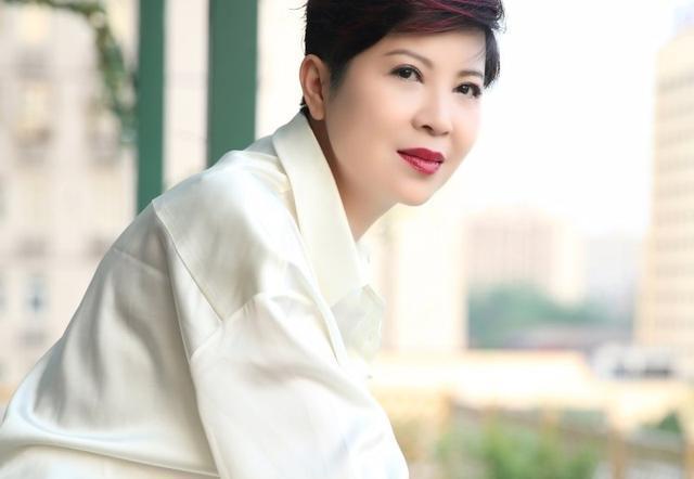 杭天琪在历届春晚演唱，曾9登春晚舞台的西北歌后杭天琪