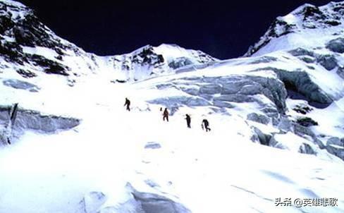 梅里雪山4200海拔观景台，梅里雪山海拔仅6740米