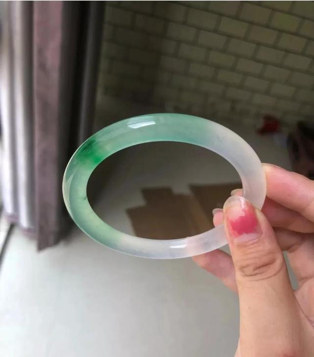 性价比高的一款半山半水小圈口手镯