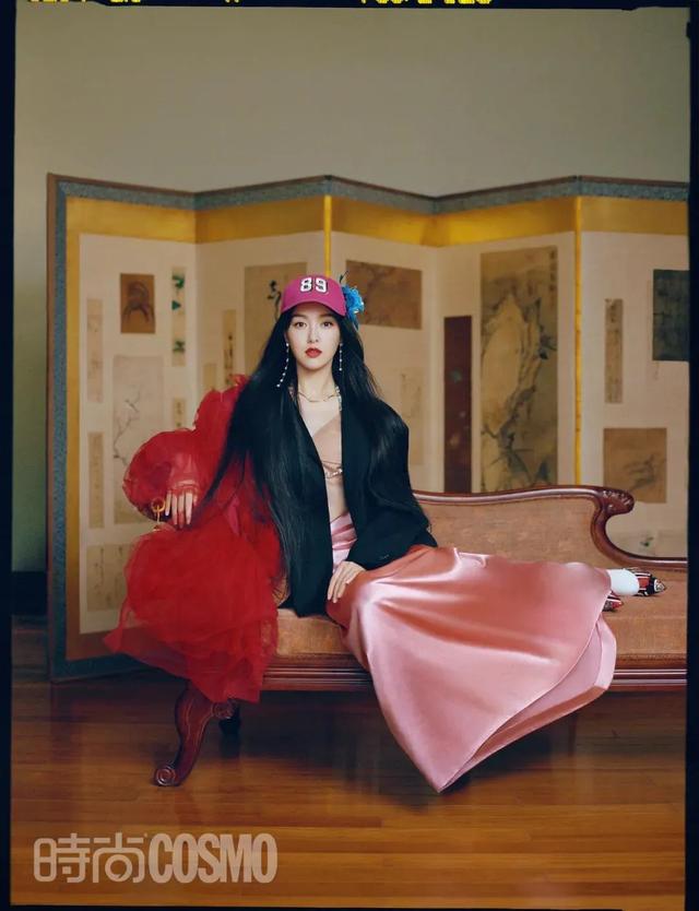 李宇春女装图片，李宇春穿搭卫衣（时尚大片红黑榜）