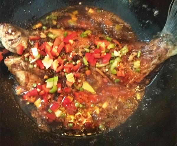 红烧鳊鱼的家常做法，红烧鳊鱼的做法第一美食（红烧鳊鱼最好吃做法）