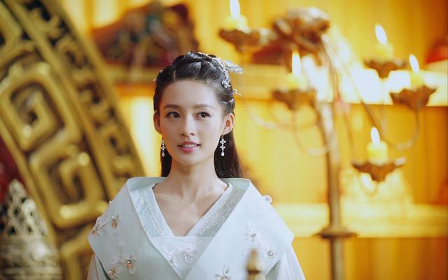 赵丽颖和杨紫身高对比照，杨紫穿平底鞋仍比赵丽颖高