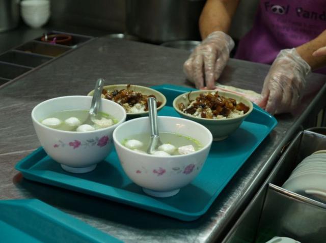 福州鱼丸怎么吃最好，用刀叉吃福州鱼丸、用砂锅吃鱼面……品尝暖暖的美食也要有仪式感