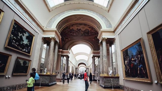 路易城堡卢浮宫，雄伟威严的卢浮宫