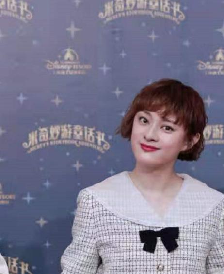 孙俪出席活动近照黑白裙，38岁孙俪扮嫩翻车