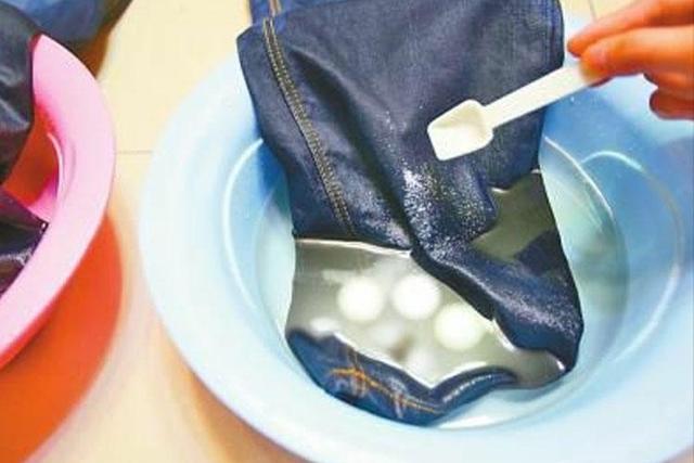 牛仔裤怎么洗干净的方法，洗牛仔裤的7个方法