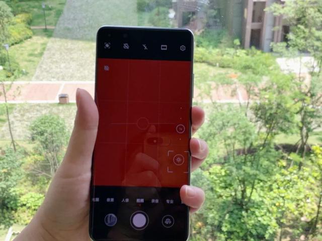 手机摄像头与镜头有什么区别，手机的摄像头越来越多