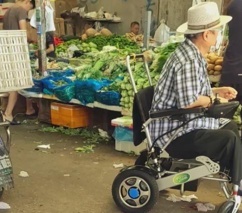 69歲洪金寶現身菜市場，身形消瘦輪椅代步，英雄遲暮也難堪 娛樂八卦吃瓜 第4张