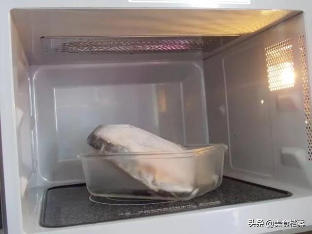 解冻鱼的最快方法，怎样把冷冻鱼快速解冻