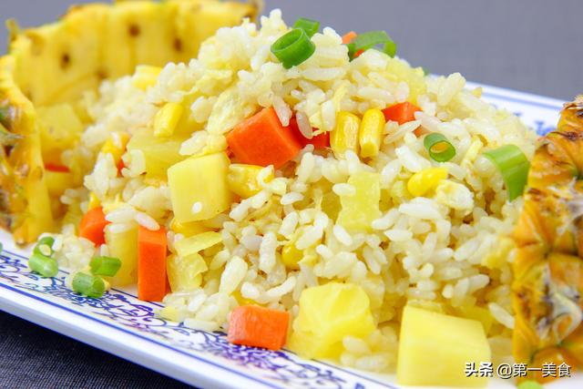 菠萝炒饭最简单做法，米饭里加半个菠萝