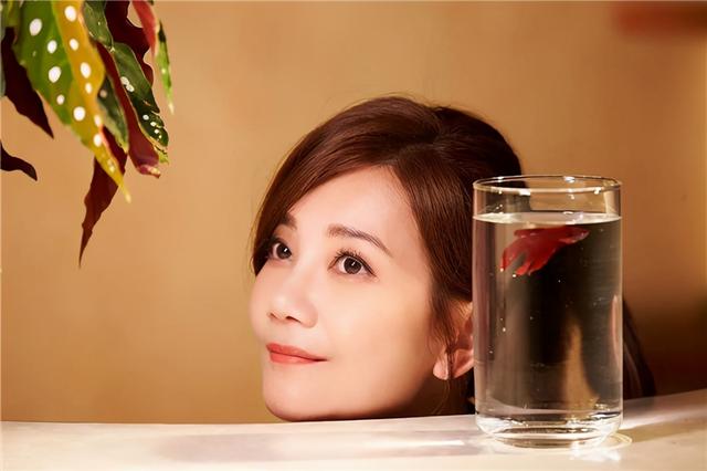 梁静茹晒近照，6岁儿子身高惊人颜值高