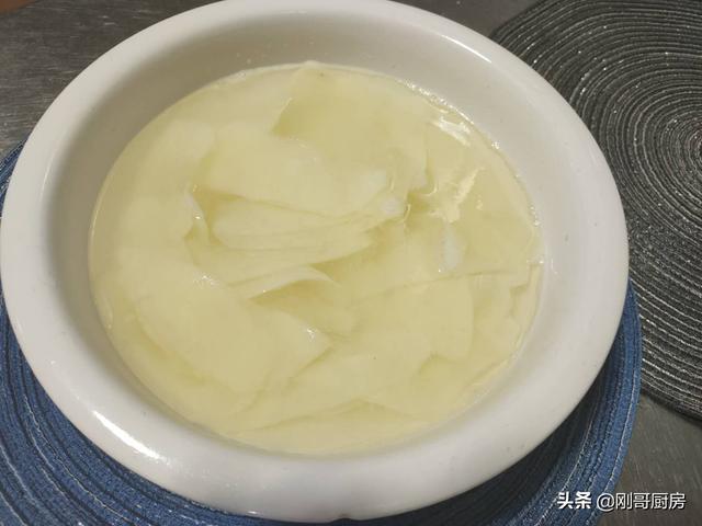 炸薯片的家常做法，家常炸薯片最简单做法（教你在家炸薯片）