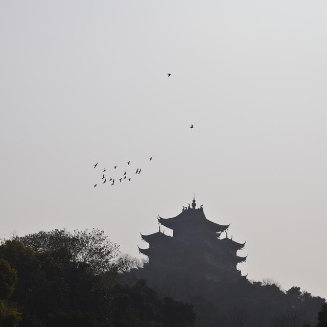 西湖雷峰塔游玩攻略路线，西湖最佳观景点