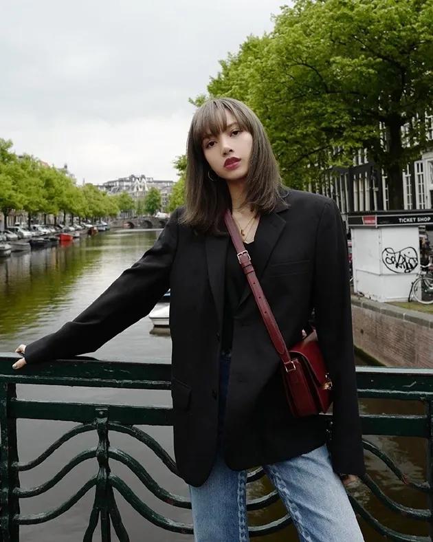 奶奶灰头发图片女，奶奶灰挂耳染发短发lisa同款
