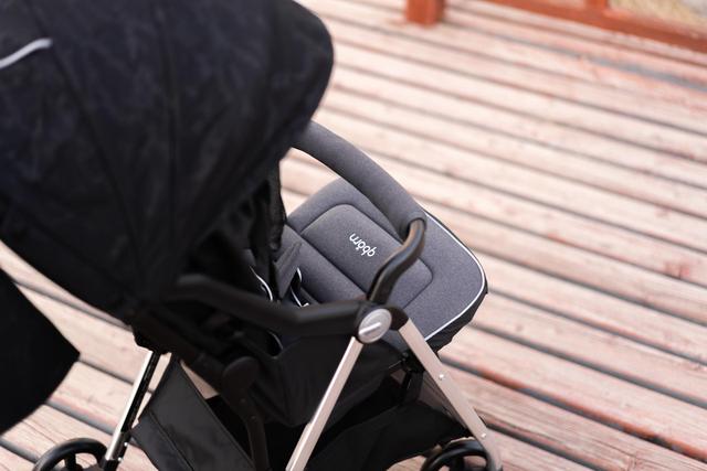 quinny婴儿推车折叠，这是给宝宝的第一辆座驾