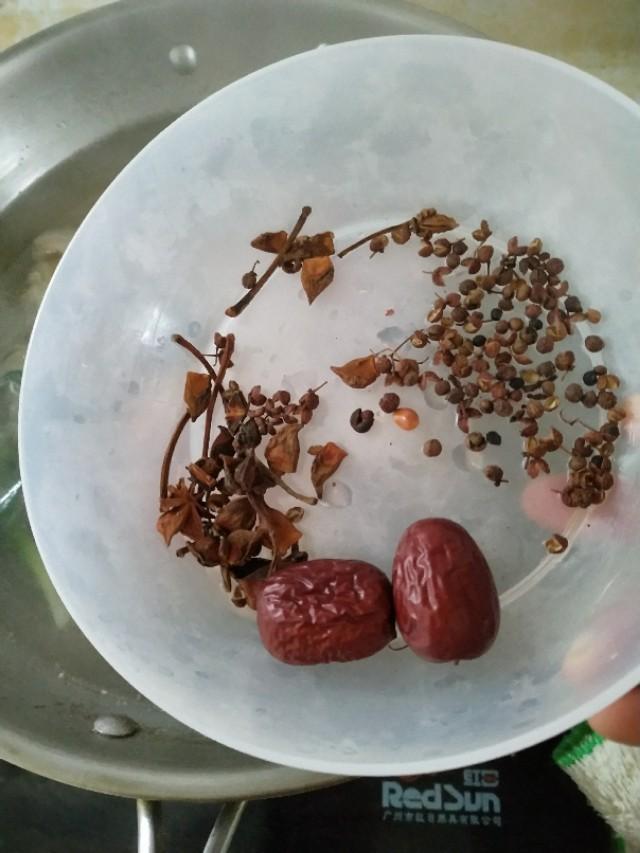 鲜羊肉怎么做好吃，新鲜羊肉怎么做才能最好吃（学饭店做的蒜爆羊肉）