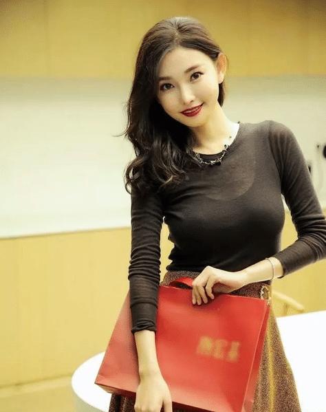 导演王晶御用女郎童菲现状，拍3部电影狂捞26亿