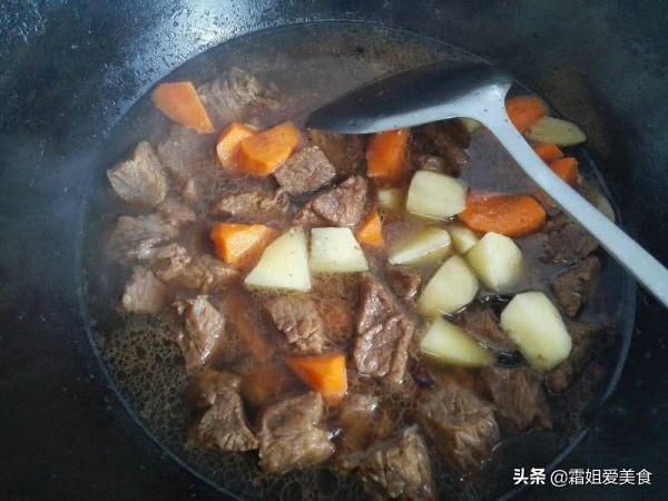 土豆胡萝卜炖牛肉，土豆胡萝卜炖牛肉的正宗做法（牛肉搭配土豆胡萝卜一锅炖）