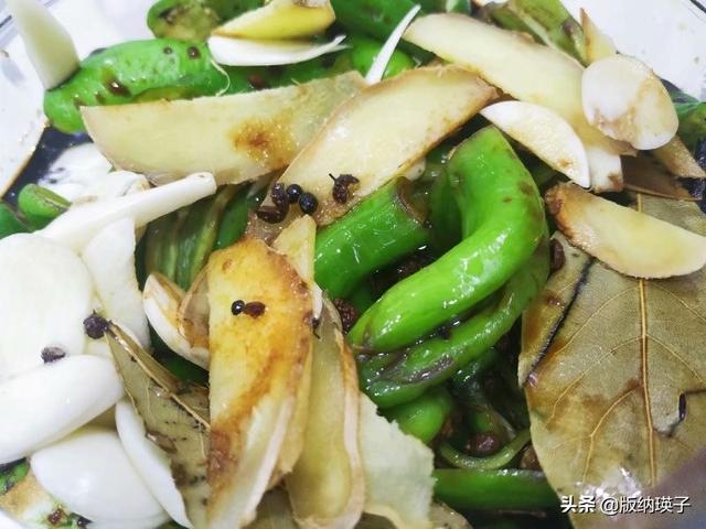 家常辣椒腌制方法两小时就可以吃，妈妈用土方法腌制