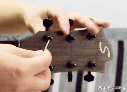 吉他怎么换琴弦，民谣吉他琴弦更换教程（吉他换把技巧要点）
