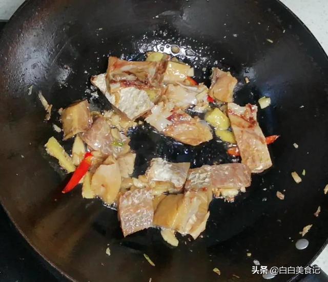 咸鱼干炖茄子的做法，茄子吸收了咸鱼干的香味