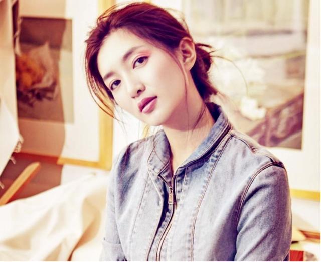 江疏影跟胡歌合照素颜，三十而已江疏影坎坷感情史