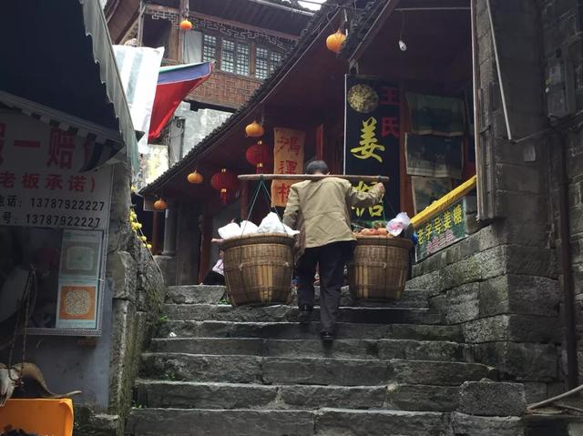 芙蓉古镇网红景区，邂逅吊脚楼，来碗米豆腐