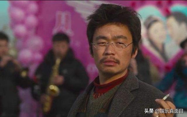 还晒出了一张王宝强在家中的旧照，土掉渣变身帅气男掀起乡村时尚潮