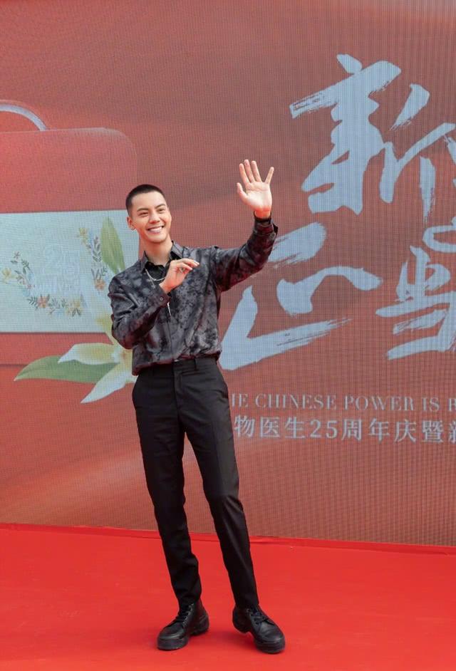 陳偉霆寸頭現身節目現場，白T恤配黑短褲，造型飽滿少年味十足 娛樂八卦吃瓜 第8张