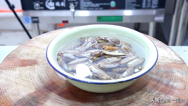 蒜蓉蛏子的做法，蒜蓉蛏子好吃简单快来试着做吧（香辣蛏子这样做）