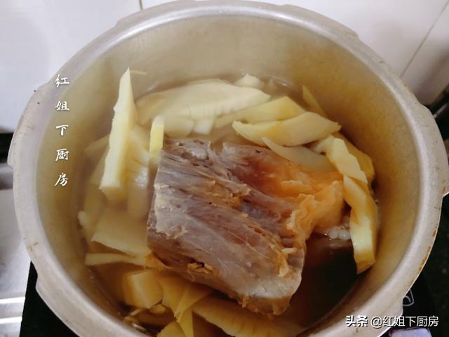 最美家常菜春笋炖腊肉，春季如果只能吃一道菜