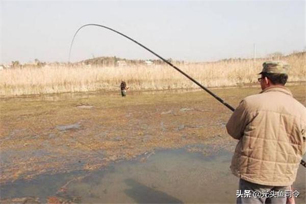 野钓七星漂朝天钩最佳方法，长竿短线七星漂朝天钩