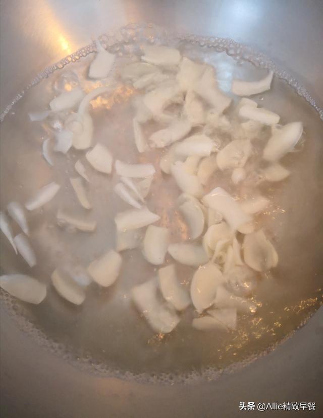 百合怎么炒好吃，炒百合怎么炒最好吃（百合炒之前要先处理一下）