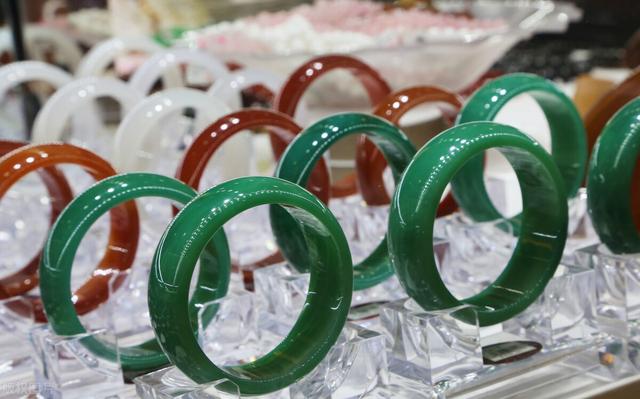 翡翠的种水八个等级哪个好，翡翠种水等级从高到低怎么区分