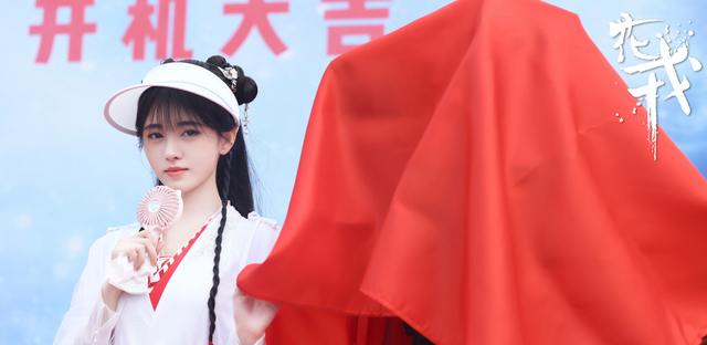 鞠婧祎花戎最新路透，鞠婧祎路透照：高鼻子大粗眉