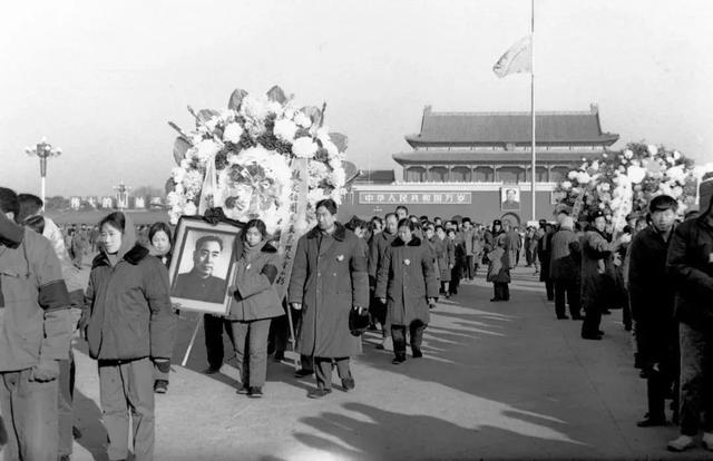 邓大姐失声痛哭，邓大姐失声痛哭