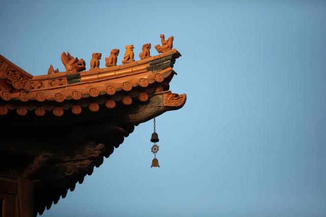 进寺庙的大门不能踩门槛，为什么踩门槛是忌讳