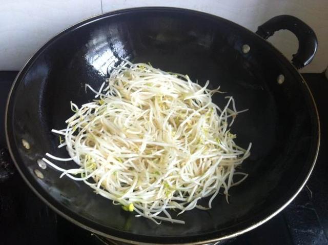 豆芽焯水几分钟熟，豆芽需要焯水几分钟再炒（看看厨师做菜时都放啥调料）