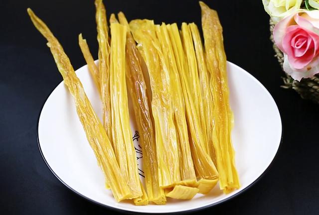 腐竹用热水泡还是冷水泡，腐竹油炸过用凉水还是用热水泡（做对这1步里外都不硬）