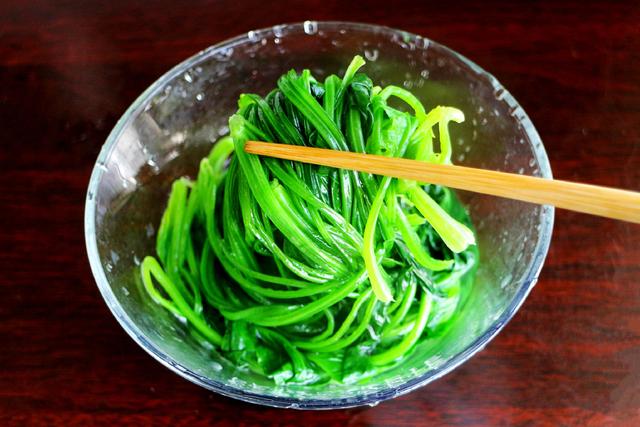 菠菜怎样凉拌着好吃，这样凉拌更好吃