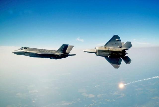 美国f8小型战斗机，美国海军第一款真正超音速舰载机