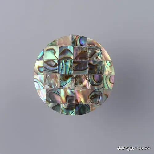 女王贝是什么宝石，贝壳首饰的颜色（珠宝首饰、钟表类目管理规则丨鸿石）