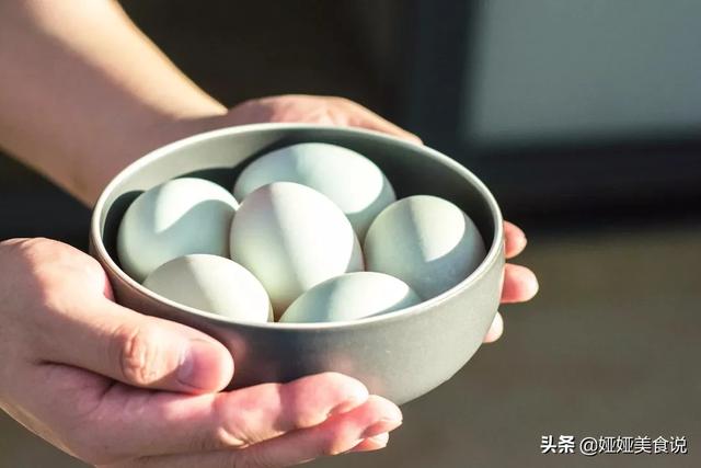 制作咸鸭蛋最简单的方法，想吃咸鸭蛋不用买
