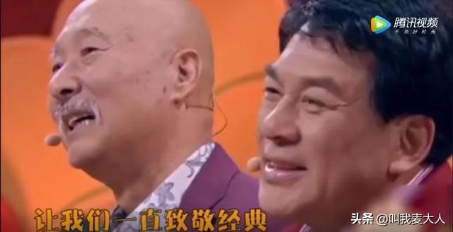 朱时茂春晚最新消息，与旗袍美女饮酒红光满面