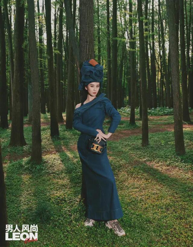 李宇春女装图片，李宇春穿搭卫衣（时尚大片红黑榜）